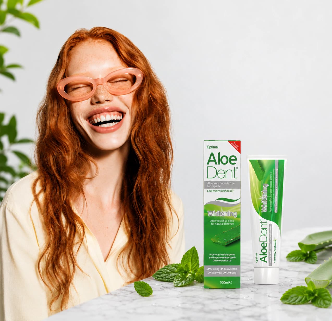 AloeDent Whitening kullanan kadın